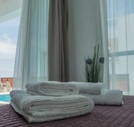 Marina Sea Views *